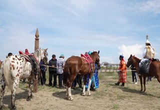 В м. Тос-Булак прошли конкурсы конного убранства и стрельбы из лука