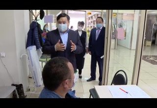 Врио Главы Тувы Владислав Ховалыг проверил работу пункта вакцинации в ТД "Курай"