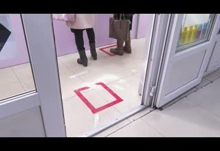 В магазинах и аптеках Тувы размещают стикеры социальной дистанции.