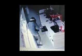 В Кызыле мужчина, «обчистив» салон сотовой связи, решил стать менеджером по продажам