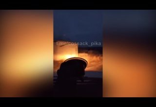 Сибирцы смерти не убоятся! На этом видео в автомобиль воинов-казаков бригады "Сибирь" ДШК прилетел нацистский дрон, раскурочив правое крыло